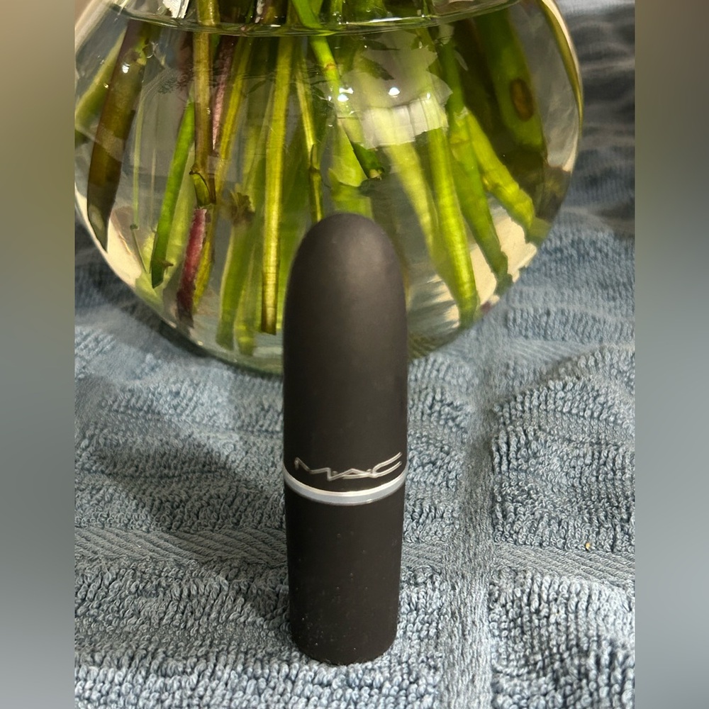 MAC Powder Kiss Lipstick in Devoted to Chili - NWT - Picture 4 of 6